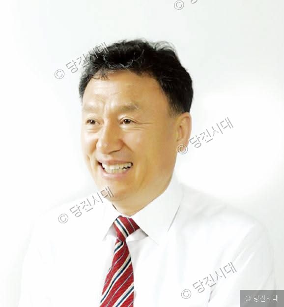 한광희 예비후보자가 미소 지으며 정면을 바라보고 있다.
