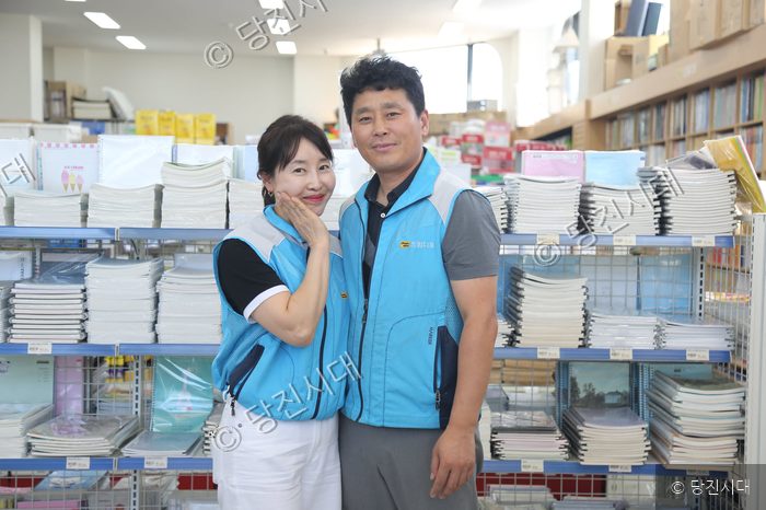 드림디포 당진점 내부에서 조민호 대표 등이 포즈를 취하고 있다.