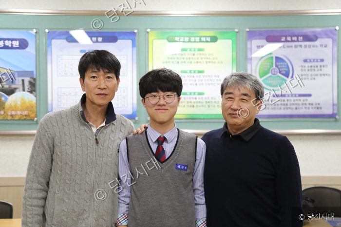 석문중학교에서 신세순 교장 등이 포즈를 취하고 있다