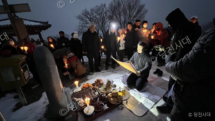 주민들이 새해를 맞아 아미산에서 해맞이 의식을 진행하고 있다.