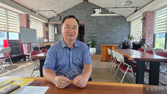정미면 수당리 이정원 이장이 종교 시설 내에서 카메라를 바라보고 있다.
