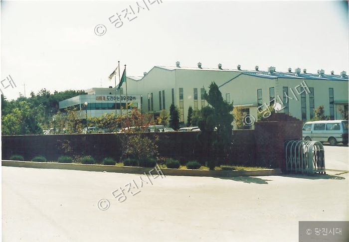 공장 건물의 전경이 보이니 공장 주변 풍경을 담고 있다.