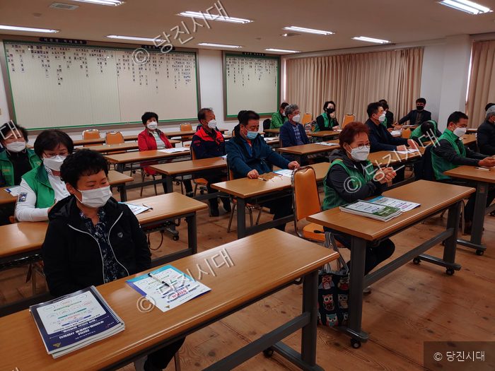 실내 교육장에 모인 주민들이 자리에 앉아 강의를 듣고 있다.