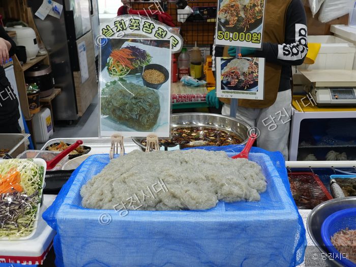 시장에서 제철을 맞은 신선한 실치 회가 판매되고 있다.