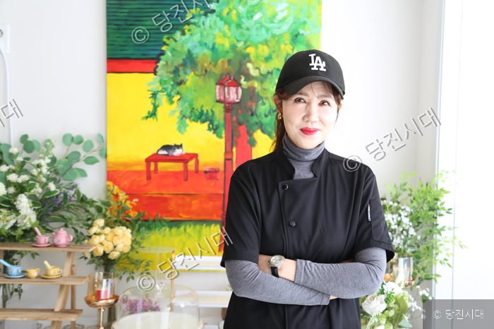 슬로우스푼의 전인아 대표가 실내에서 미소 짓고 있다.