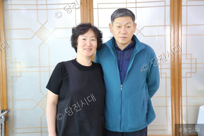 원당동 장수골 이은숙·김응년 대표가 다정하게 서 있다.