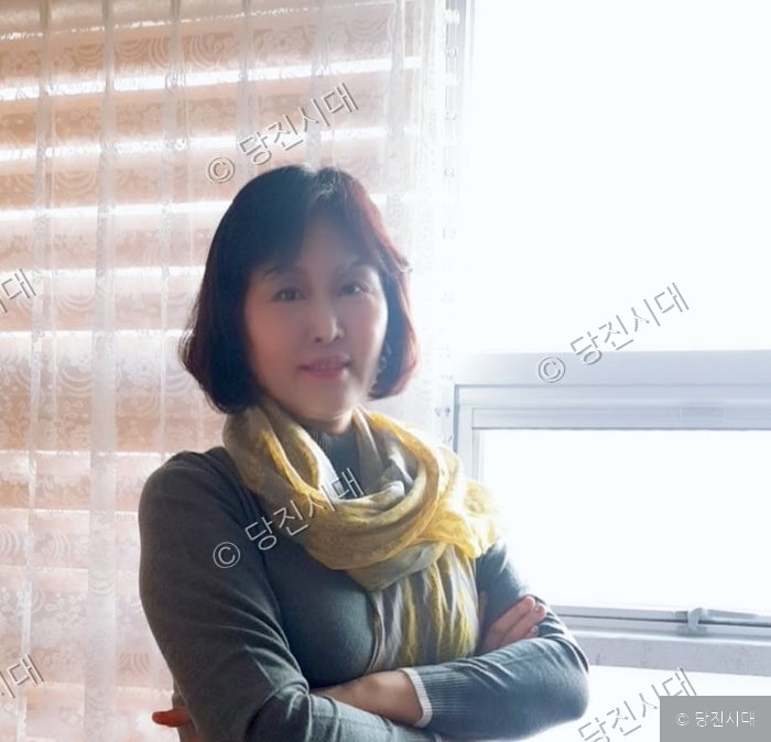 김순영 독자가 창가에 서서 포즈를 취하고 있다.