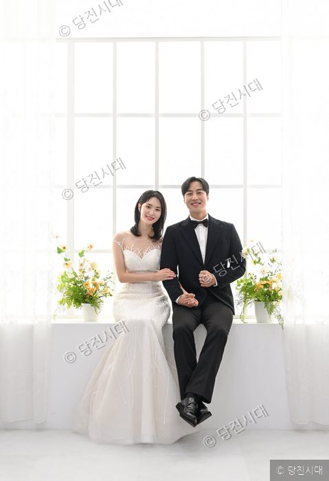 사월애 스튜디오에서 웨딩 촬영을 하는 남녀가 포즈를 취하고 있다.
